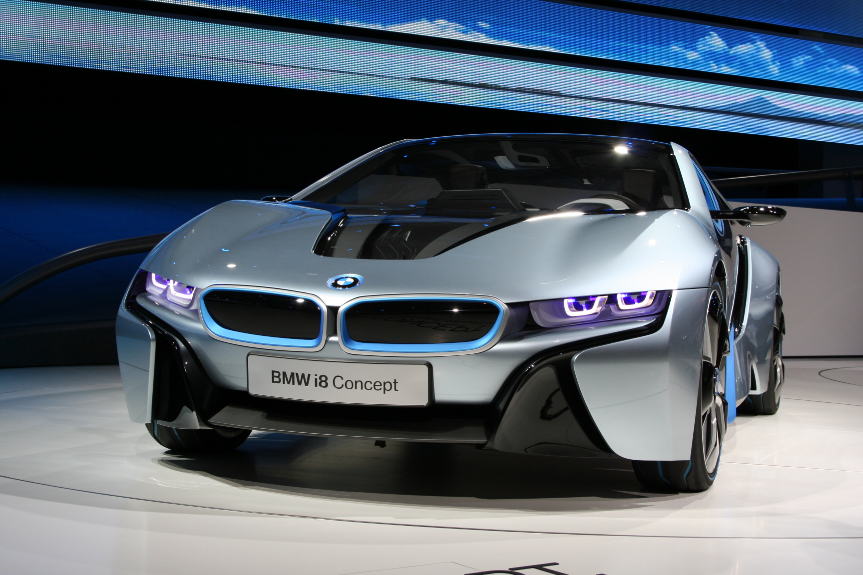 Hybrid BMW i8 Promises to Offer 40 km/l